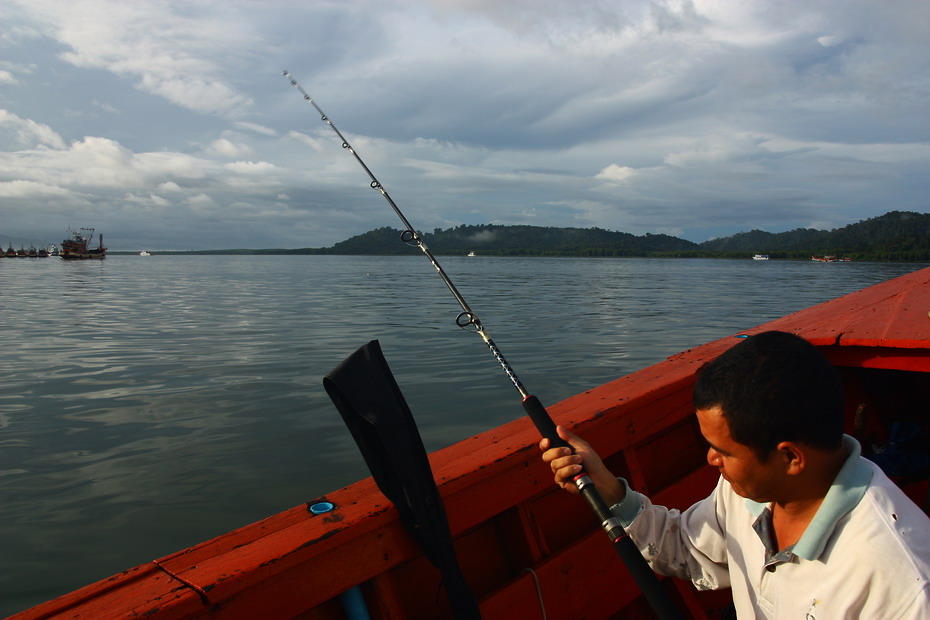  [b]เช้าตรู่วันอาทิตย์ที่ท่าเรือทับละมุ.. หลังจากการตระเตรียมทุกอย่างไว้พร้อม การออกตกปลายังคงดำเนิน