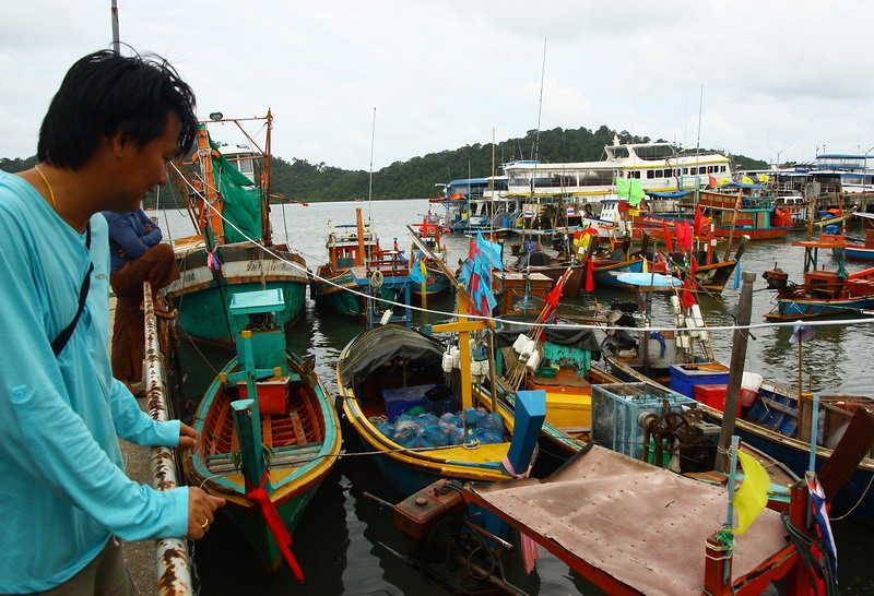  [b]เมื่อขนของลงเรือเสร็จเรียบร้อย เราก็พากันเดินดูวิวไปก่อนระหว่างรอน้ำขึ้น ผู้คนแถวๆนั้นก็ให้ความส