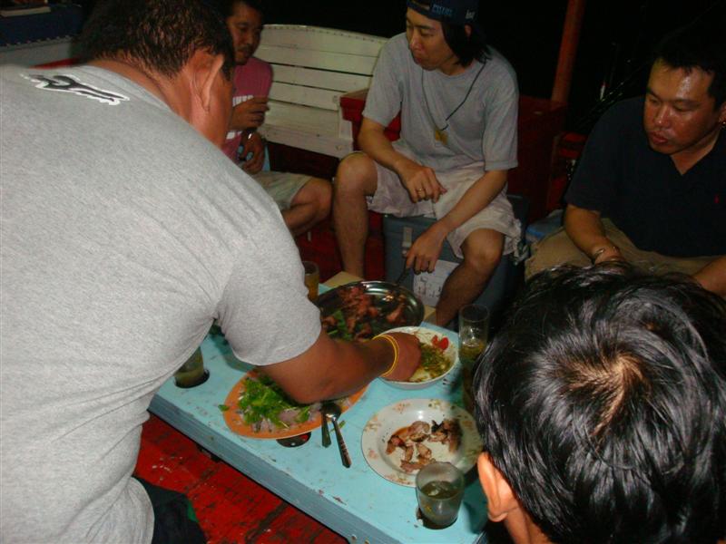 ผับ ด้านหัวเรือเปิดแล้วครับ มีทั้งแมมเบอร์นั่งแช่ยาวววววว + ขาจร ประเภท ร่อนไป ร่อนมา   :grin: