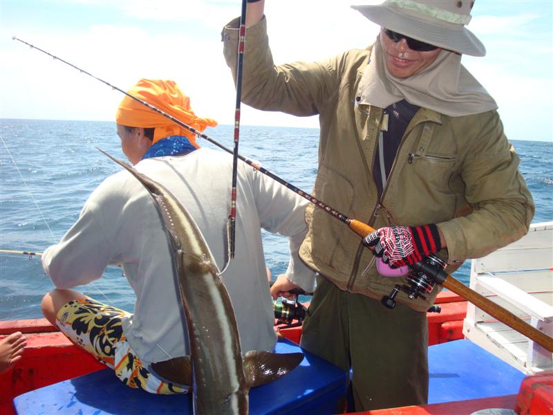 กลางลำ....ก็สอยช่อนขึ้นมาเหมือนกัน กินรอบเรือจริงๆ   :love: :love: :love: :cheer: