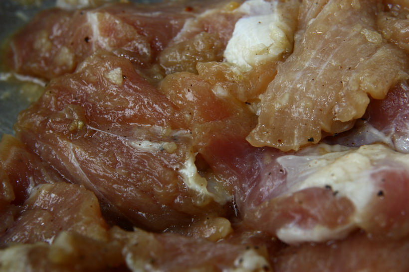  [b]นำเนื้อที่เตรียมไว้คลุกกับเครื่อ