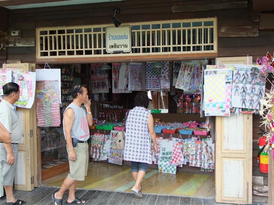 ของเล่นร้านนี้ 90% เป็นของที่ผมเล่นมาแล้วทั้งนั้นครับ (อุ้ย ลืม) เอิ๊ก ๆ ๆ ๆ ๆ ๆ ๆ
:laughing: :laug