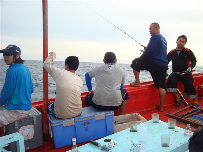 ไต๋เรือง....ลองลงเบ็ดดูเชื้อปลาครับ ที่จอร้อง ปี๊ปๆๆๆ  แต่ตัวได้น้ำ ไม่ยอมฉวยเหยื่อหมึกตาย   :tongue