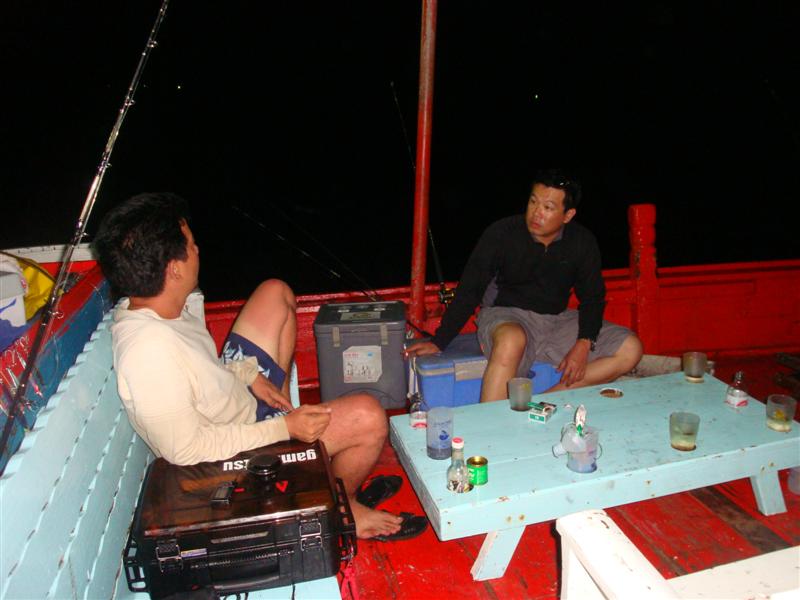 ที่โต๊ะหัวเรือก็นั่งรอชิมปลาดิบกันแล้ว   :grin: