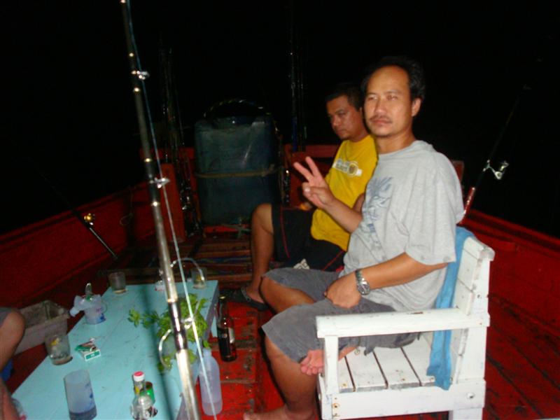 ที่โต๊ะหัวเรือ มีแขกเพิ่มขึ้นเรื่อยๆ   :laughing: :laughing: :umh: