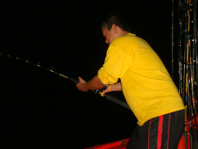 มาดูน้าริน ที่อยู่โต๊ะหัวเรือมั่ง กำลังอัดปลาพอดี   :cheer: :cheer: