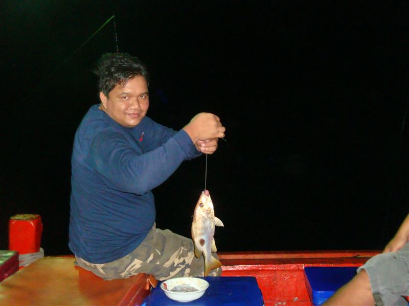ด้านกลางลำเรือ น้าอมรก็สู้ไม่มีถอย  :cheer: :cheer: :cheer: