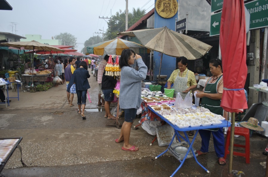 ตลาดนัดด้วย..ของกินเพรียบบบ..เยย..
 :cheer: :cheer: :cheer: :cheer: