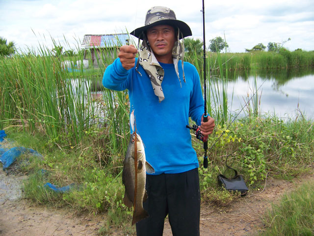 

                 [b]หมดแล้วครับ  นี่เลยครับ  เจ้าของบ่อ  ที่ให้พวกเราทีมงาน L.D. Fishing Team ด่