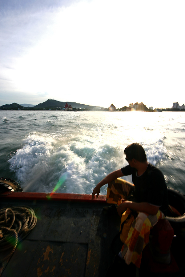 
 [b]  เรือออกแล้ว  วิ่งเร็วมาก

  เครื่องแรงซะผมมือสั่นเลย  เห็นป่ะ[/b]

 :laughing: