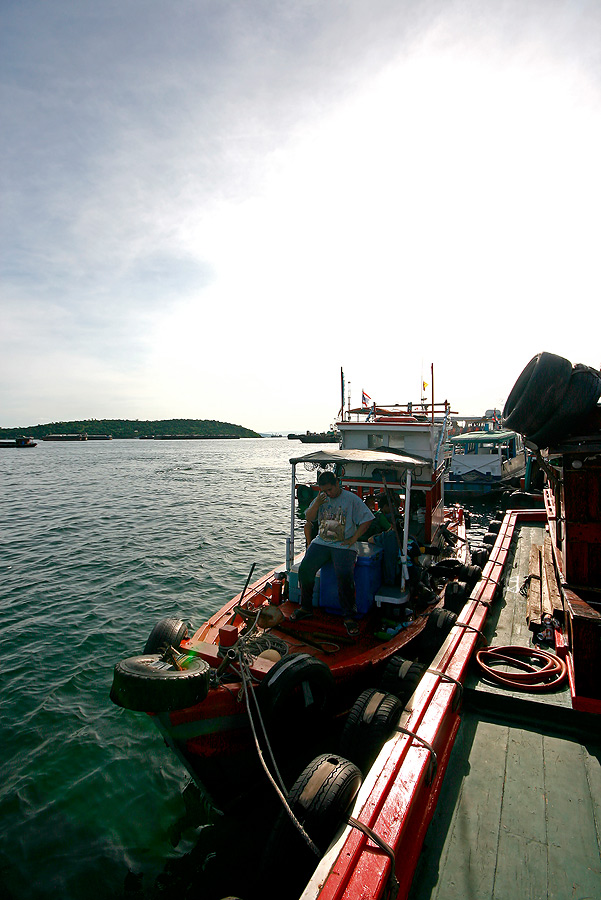 
 [b]  เรือไต๋มณ   มารอแล้ว   

ไม่มีที่จอ