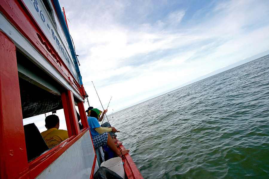 
 [b]  อ้าว นั่นที่หัวเรือ

  พี่โป๊งตื่นมาช่วยหากับแกล้ม  แล้วเหรอ[/b]


 :grin: