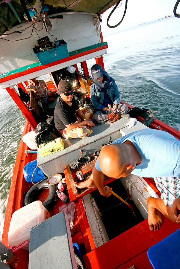 
 [b]  ไต๋มณ  สตาร์ทเครื่องเรือ

  น้าหนุ่ม   ตักปลาขึ้นจากห้องขังเหยื่อ

  พอแล้ว  สำหรับเกมเบ