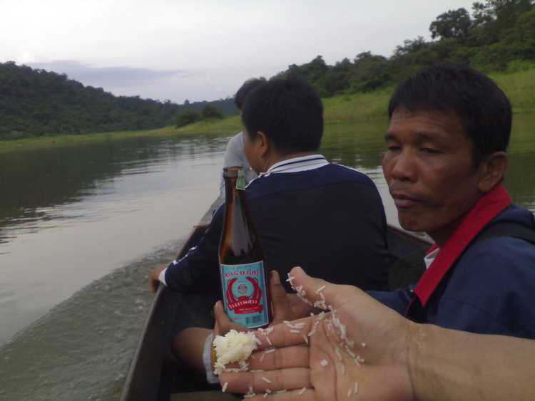 หลังจากนั้นเราก็เตรียมลงเรือกลับขึ้นฝั่งครับ ผมหิวข้าวเลยกินข้าเหนียวที่เหลือ 

พอสักพัก อ้าว...นี