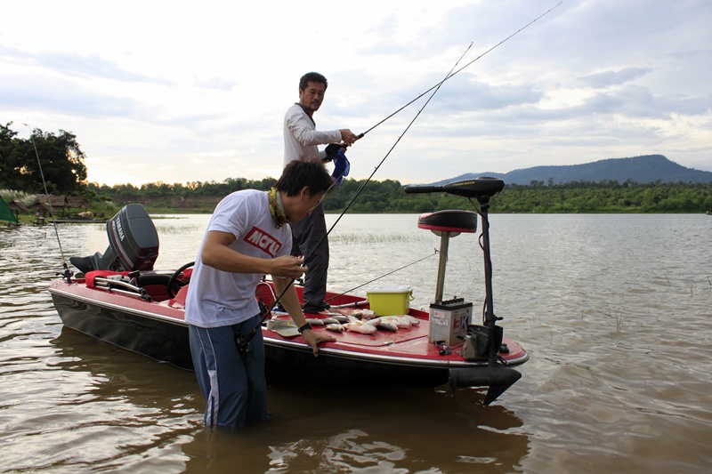 เตรียมตัวเก็บของกับ  :grin: :grin: :grin:
 [q]เรือสวย--น้ำใส--ปลาใหญ่.....ตามชมคับ---- [/q]
ขอบคุณ