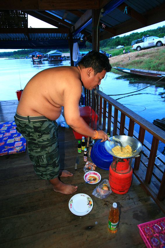 เที่ยวนี้เราตกลงกันแล้วว่า อาหารทุกมื้อบนเรือ จะไม่ซื้อกินเลย โอ๋เป็นคนรับหน้าที่พ่อครัว จัดเตรียม เ