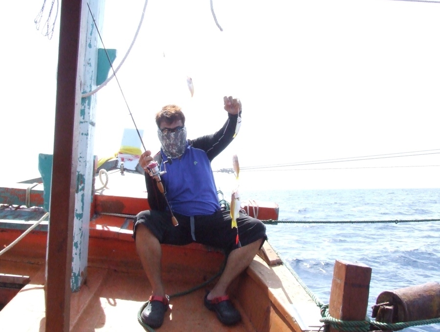 ปลาท้ายเรือยังไม่ทันขึ้นเรือเลย เสียงจากหัวเรือก็เอะอะ!ขึ้นมา หันไปน่านอ.นครเล่นปลาพวงซะเเล้วไหนจะji