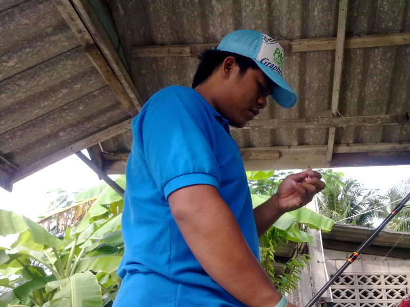 พลก็รีบประกอบเบ็ด
เร็วๆนะน้องเด่ว