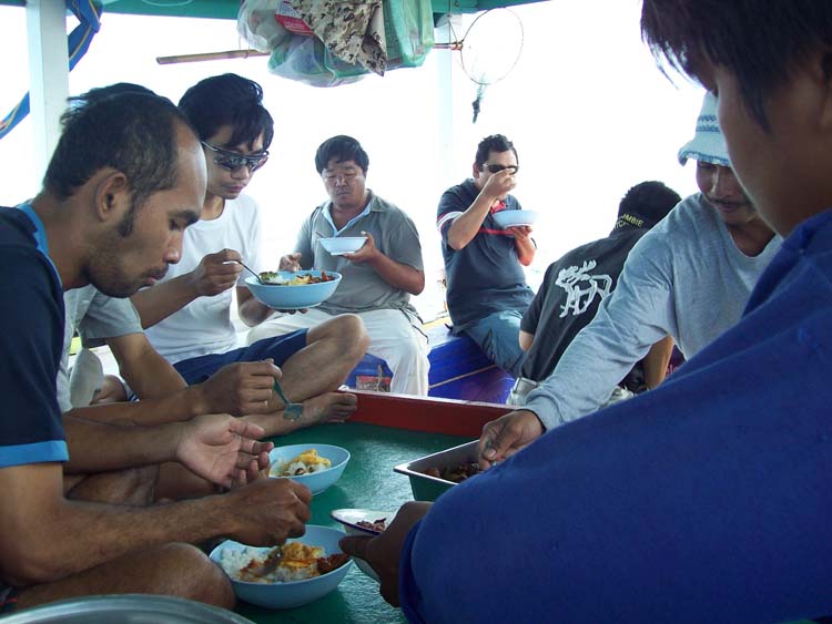 ตื่นมาก็กิน  :grin:

