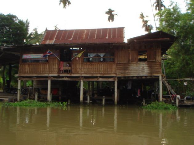 บ้านเรือนที่อาศัยอยู่ริมคลองบางน้อยครับ.

       :love: :grin: :love: