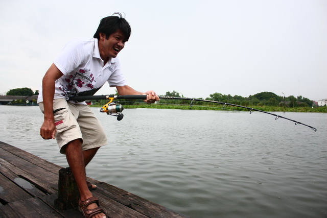 กำลังจูงปลา หรือถูกปลาจูงหนอ...


 :grin: :grin: :grin: