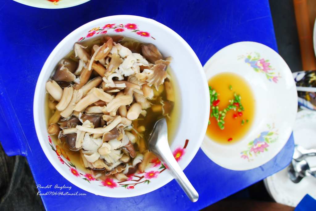เห็ดโคน้ำปลา....พอดีคนเรือหามาให้กินอร่อยไปเลย :umh: