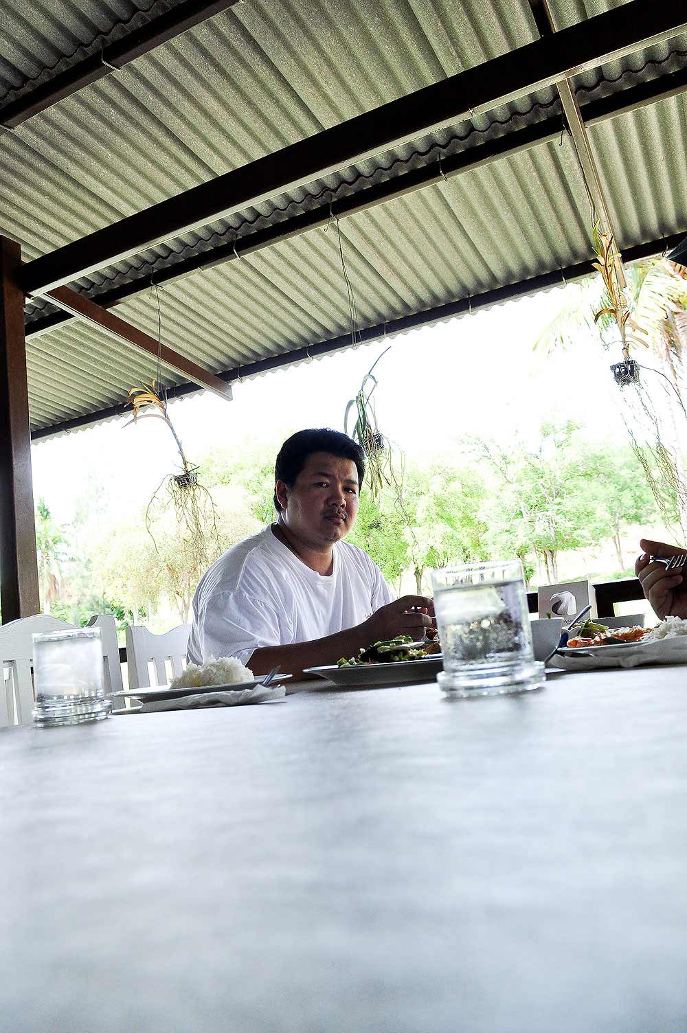 เพ่ตุ้ย  กินข้าว เลยมะ  ผมละรอน๊านนนาน"


ครับ    กินข้าว"


กินไหวปะเนี่ย  หรือ ต้องถอน  "
