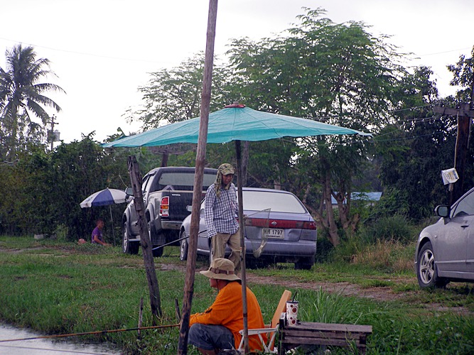 น้าป็อก 9 นั่งด้านหัวบ่อแบบสบายใจ