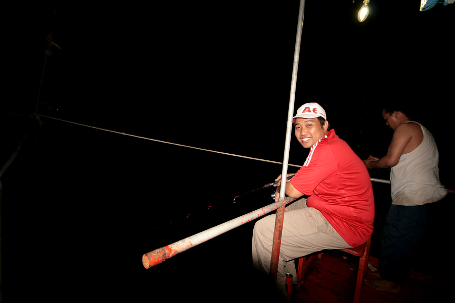 
 [b]  น้องตูน  ยึดทำเลท้ายเรือ เป็นที่