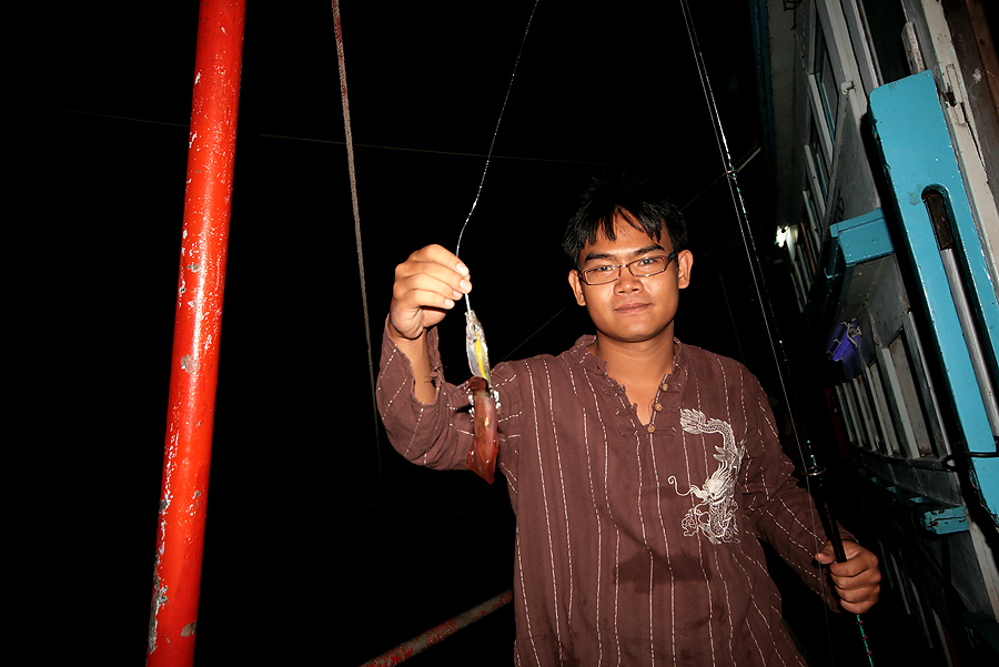 
 [b]  ท้ายเรือ   เดี๋ยวจะหาว่าไม่มีหมึก

 น้องตูน  จัดมาซะ 1 ตัว   

 ก่อนที่จะกินข้าว ด้วยกัน