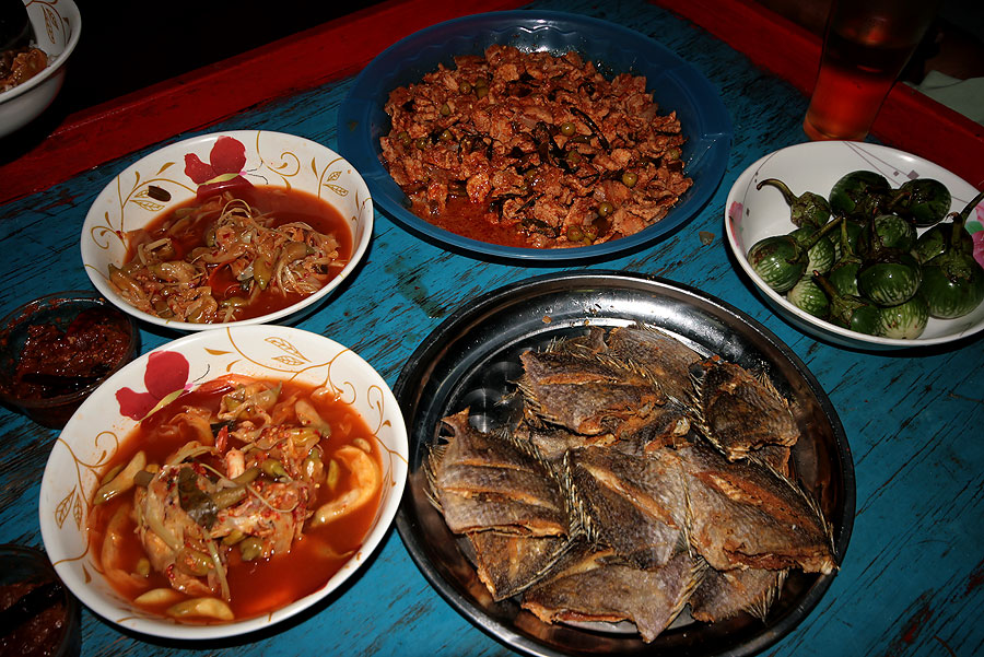 
 [b]  แกงเผ็ดหมู   แกงส้ม

 ปลาเค็ม ( ปี๋ )  เดี๋ยวรอไข่เจียว ทะเล  อีกอย่างนึง[/b]



 :umh
