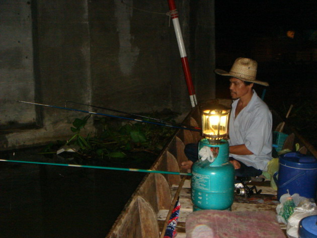 ฝนตกไต๋เหน่งพาเข้ามาตกใต้สะพานครับ.

        :love: :grin: :love: