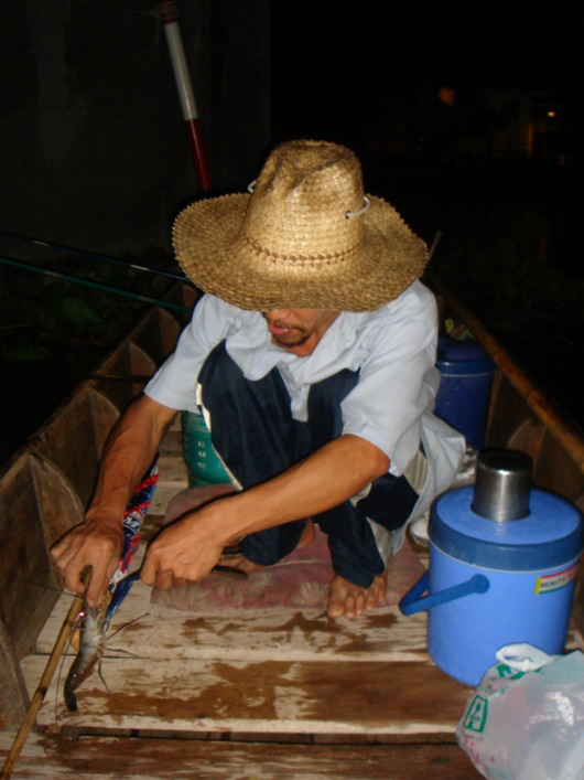 เผลอสักพักไต๋เหน่งก็สอยกุ้งขึ้นเรือมาอีก 1 ตัว.

           :love: :grin: :love: