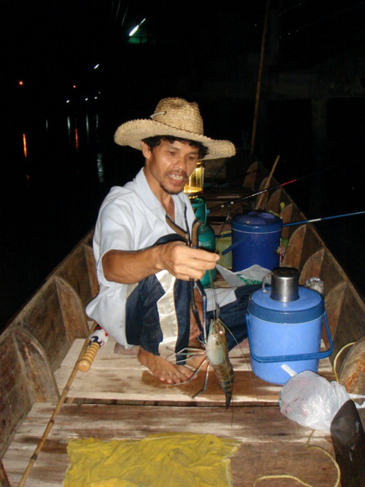 เผลอสักพักไต๋เหน่งก็สอยกุ้งไซด์กำลังดีขึ้นมาอีกตัว.

 :love: :grin: :love: