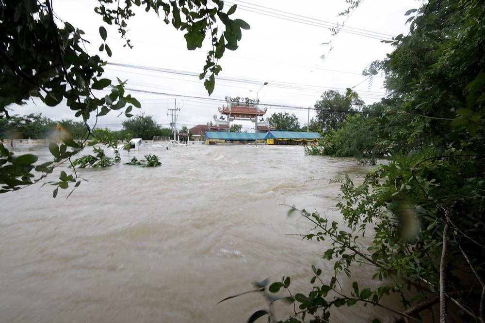 นี่คือภาพที่ผมถ่ายไว้หลังจากเรือโดนกระแสน้ำพัดกระแทกเสาไฟฟ้าแล้วเกิดพลิกคว่ำ
ส่วนเราสามชีวิตเกาะติด