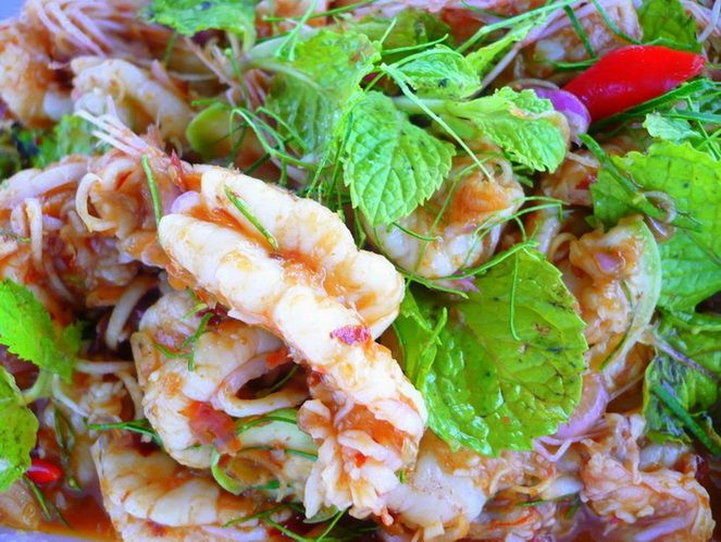 เมนูที่ 1 ออกมาเป็น....น้องกุ้งพล่าพริกเผา...แซบบบบบบ....อย่าบอกใคร :umh: :umh: :umh: :umh: