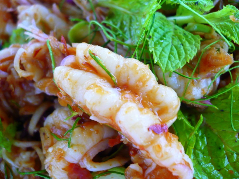 กุ้งสดๆ...หวานกรอบ เผ็ดหอมพริกเผาและสมุนไพร....เอื้อก... :umh: :umh: :umh: