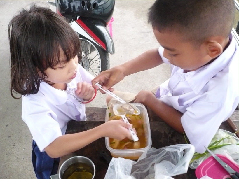 ลูกเชฟกลับจากโรงเรียนพอดี...ซดต้มยำกันใหญ่ :laughing: :umh: