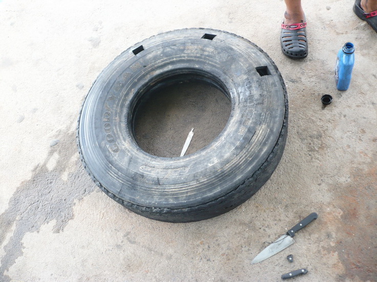 เจาะยากมาก..กว่าจะได้แต่ละรู มีดหักไปหลายเล่มเลย :laughing: