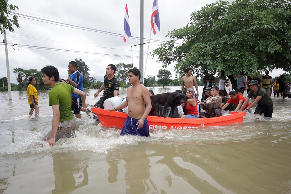 ทีมช่วยเหลือลำเลียงผู้คนอย่างต่อเนื่องโดยไม่เหน็ดเหนื่อย
 :cool: