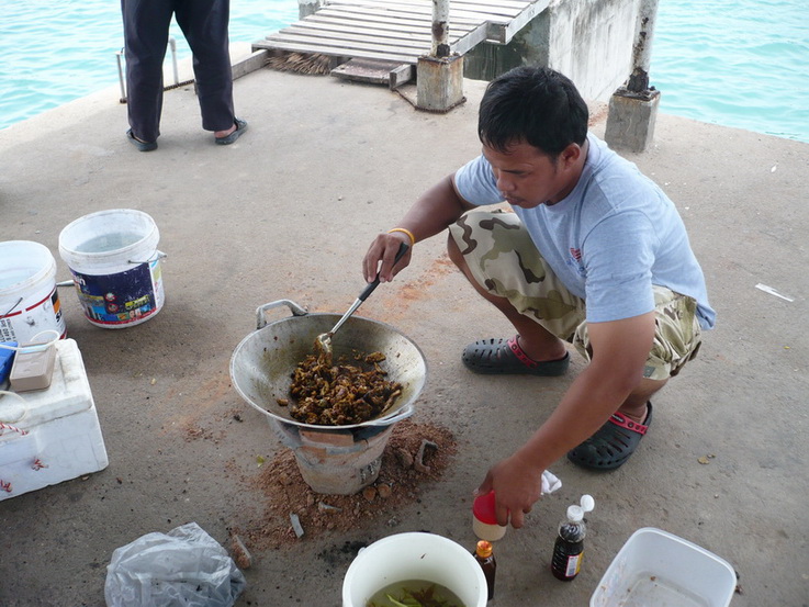 เติมข่าหั่นชิ้น ใบมะกรูดซอย ปรุงรส ..ผัดจนเตากระจาย ...หมดอายุไขเลย.... :laughing: