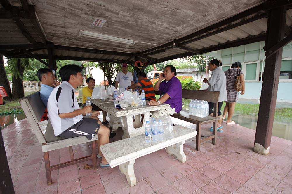 บางครั้งต้องติดต่อหน่วยงานอื่นด้วยโทรศัพท์มือถือ
ซึ่งสัญญาณขาดๆหายๆอยู่ตลอดเวลาเช่นกัน
 :love: :lo