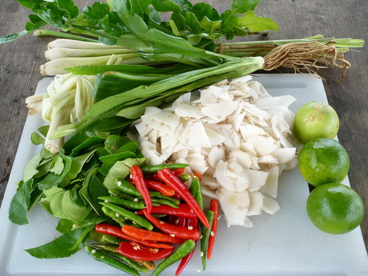 วันถัดมาครับ โกเอกบ่นอยากกินไก่รวนอีก ซื้อไก่บ้านมาแล้ว สองตัว ผมเลยจัดเครื่องปรุงมาให้ ทำกันตรงนี้เ