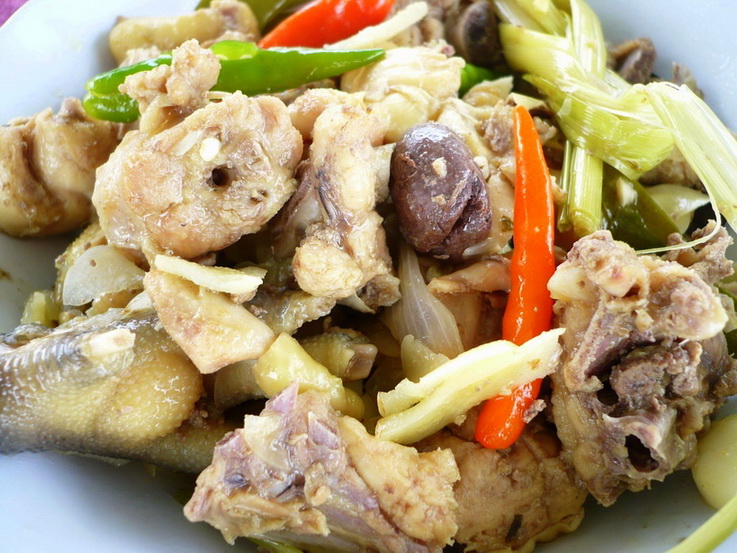 เสริฟได้เลย วันนี้เป็นไก่บ้านเนื่อนุ่ม ไม่ต้องออกแรงเคี้ยวเยอะ :umh: :umh: :umh: