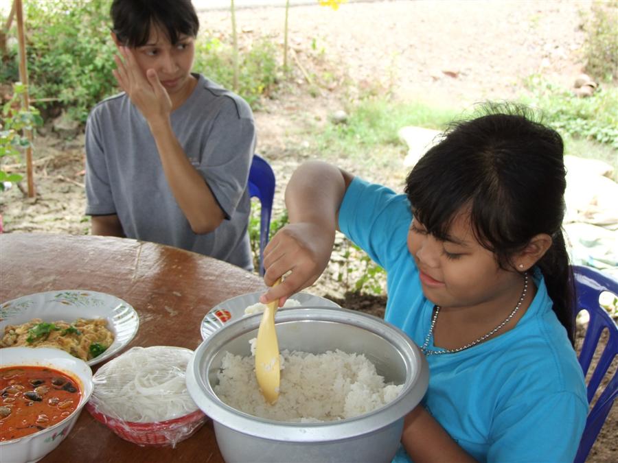 อ้าว ตักให้ไวหน่อยนะจ๊ะ ตะเอง  :laughing: :laughing: :laughing: :laughing: :laughing: :laughing: