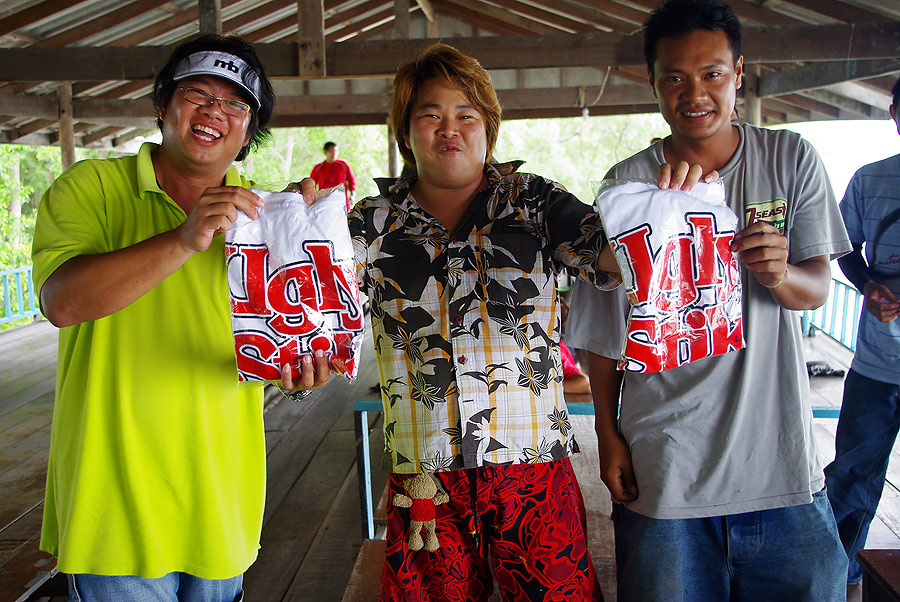  [b]เสื้อสวยๆ ครับรับกันไป[/b] :cheer: :cheer: