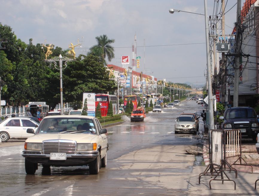 ถนนสายหลักในตัวเมืองลพบุรีครับใครที่จะเข้ามาตัวเมืองต้องเลี่ยงออกทางอื่นจะดีกว่าครับระดับน้ำสูงเรื่อ