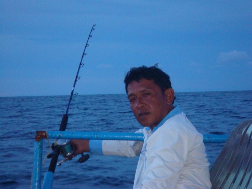 พี่ต้อยนั่งท้ายเรือกับ saltis ตัวหมาน เที่ยวนี้แอบอัดอยู่คนเดียว......โหมหลับมีเคือง