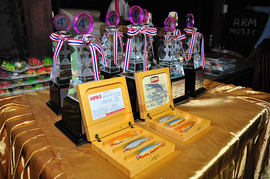 ถ้วยรางวัลของงานแข่งครั้งนี้ครับ รางวัลชนะเลิศเป็นถ้วยของผู้ว่าราชการจังหวัดเลยน่ะครับ :blush: :blus