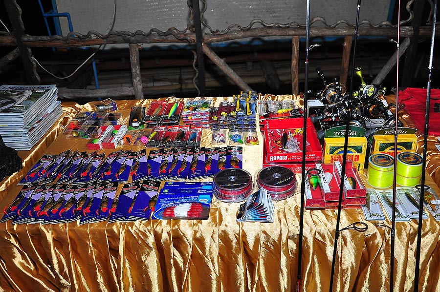 ถ้วยรางวัลของงานแข่งครั้งนี้ครับ รางวัลชนะเลิศเป็นถ้วยของผู้ว่าราชการจังหวัดเลยน่ะครับ :blush: :blus